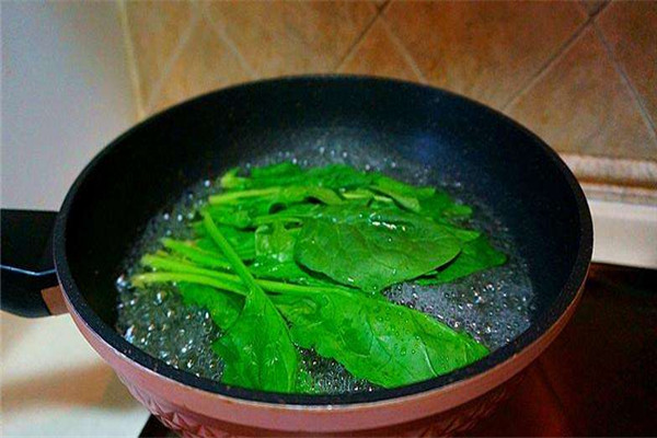 菠菜為什么要在水里過一遍,,菠菜煮久了還有營養嗎
