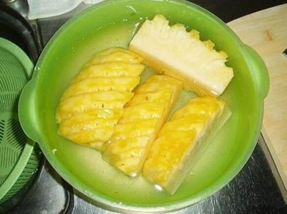 菠蘿為什么要用鹽水泡 菠蘿怎么用鹽水泡好