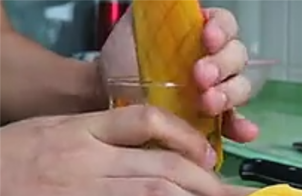 芒果怎么剝皮方便 四種芒果剝皮小竅門(圖解)