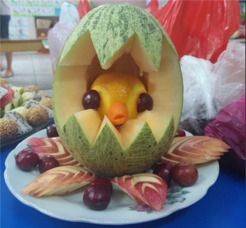 幼兒園創意水果拼盤，用水果制作成一個鳥窩