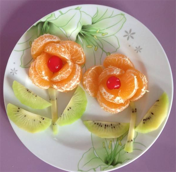 學(xué)校舉辦創(chuàng)意水果拼盤大賽，公布結(jié)果的最后一位小朋友氣哭了