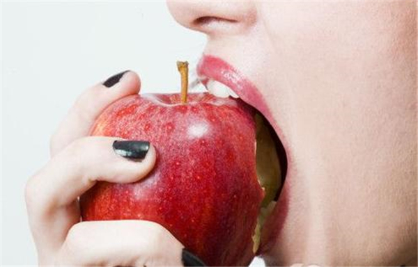 晚上吃蘋(píng)果好嗎,吃蘋(píng)果的正確時(shí)間(飯后兩小時(shí)吃最好)