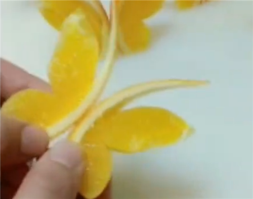 創意水果拼盤裝飾(圖解)，用橙子制成蝴蝶美化拼盤