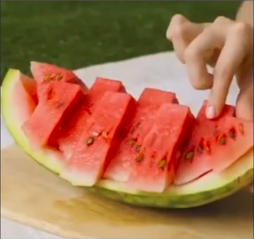 西瓜的正確吃法圖解 夏日各種水果最方便的吃法