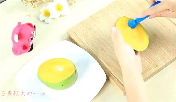 可愛貓頭鷹水果拼盤圖片及做法 一個芒果就可以完成的水果拼盤制作