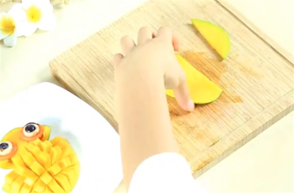 可愛貓頭鷹水果拼盤圖片及做法 一個芒果就可以完成的水果拼盤制作