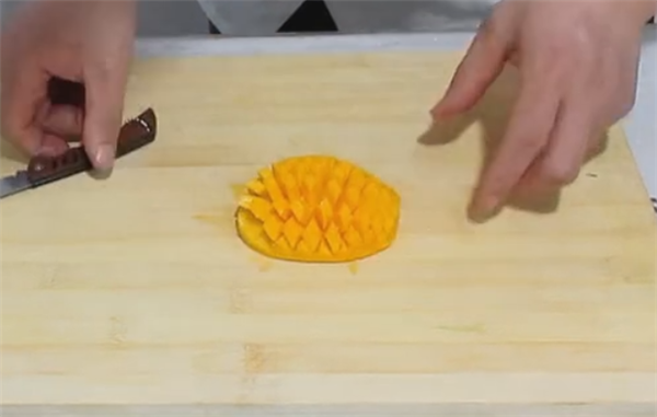 家庭使用的水果拼盤制作視頻 簡單漂亮的水果拼盤切花