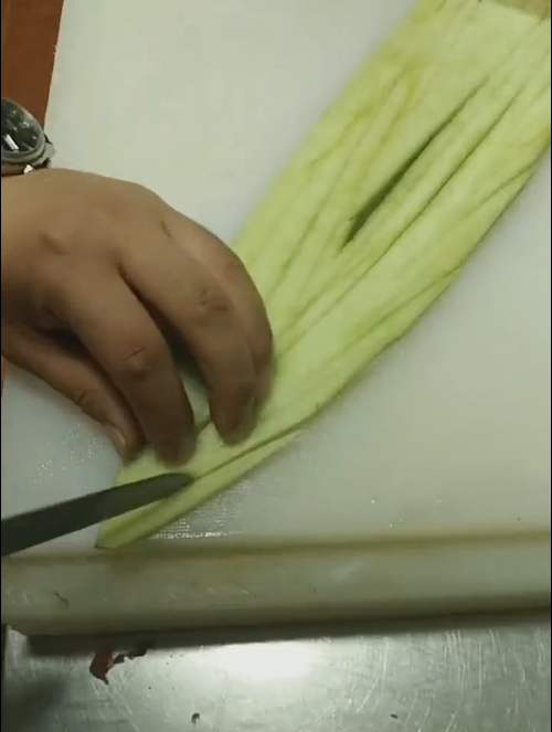 超級(jí)簡單的ktv西瓜皮拉花教程，在家可制作的ktv西瓜皮拉花