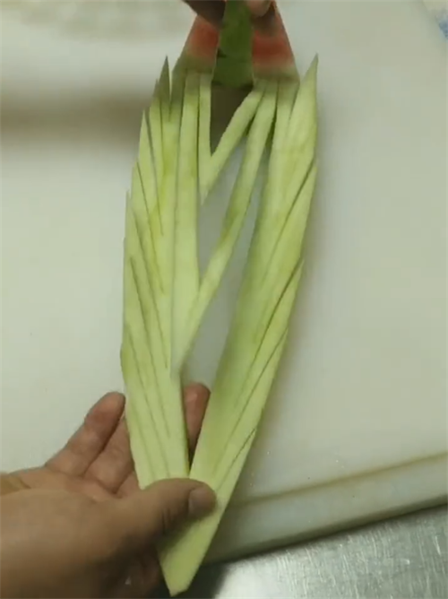 超級(jí)簡單的ktv西瓜皮拉花教程，在家可制作的ktv西瓜皮拉花