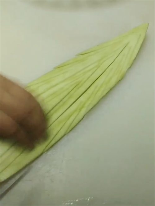 超級(jí)簡單的ktv西瓜皮拉花教程，在家可制作的ktv西瓜皮拉花