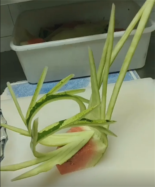 超級(jí)簡單的ktv西瓜皮拉花教程，在家可制作的ktv西瓜皮拉花