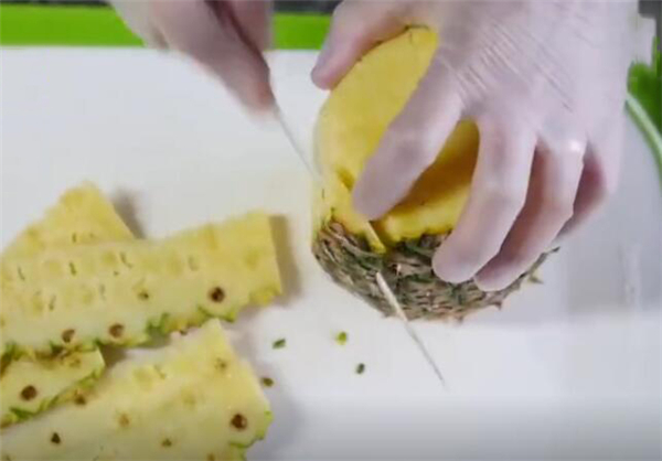 水果拼盤圖片及做法 超簡單的鳳梨寶船水果拼盤制作方法(圖解)