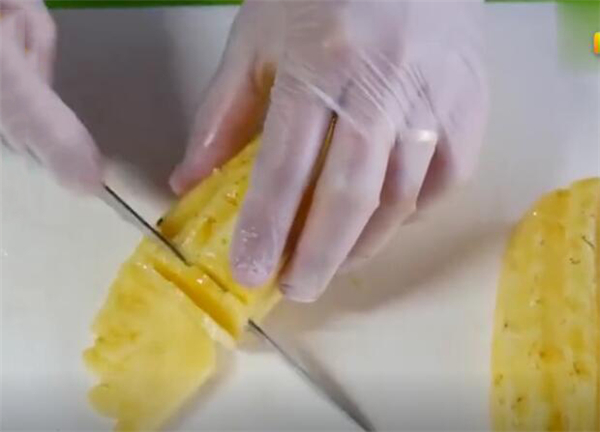 水果拼盤圖片及做法 超簡單的鳳梨寶船水果拼盤制作方法(圖解)