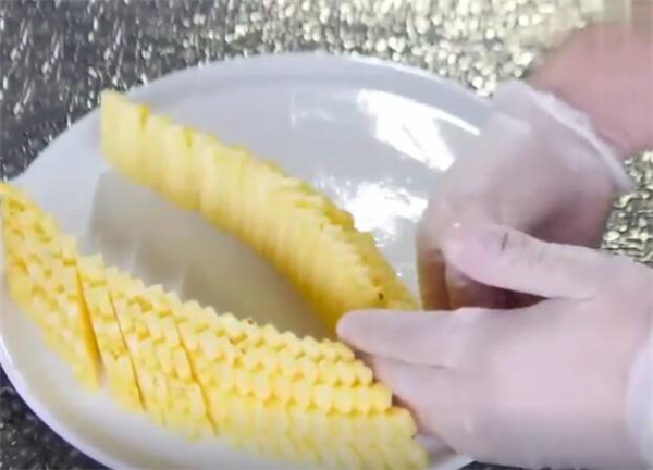 水果拼盤圖片及做法 超簡單的鳳梨寶船水果拼盤制作方法(圖解)