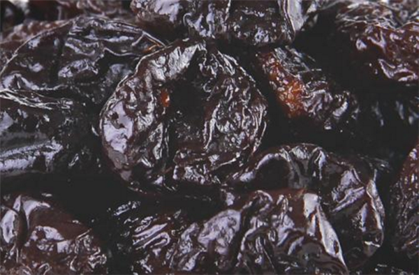 西梅干一天吃幾個(gè) 西梅干可比西梅多吃一個(gè)(3個(gè))