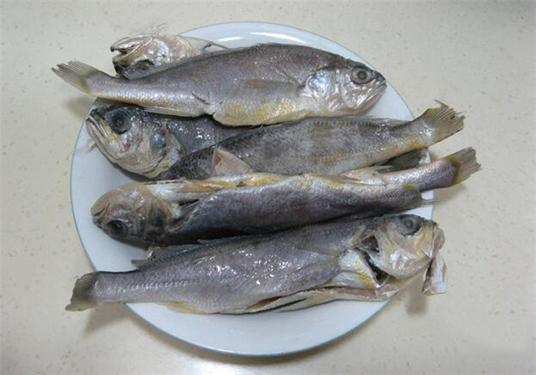 小黃魚怎么做,快速油炸小黃魚味美食鮮