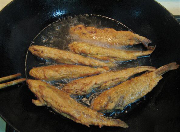 小黃魚怎么做，快速油炸小黃魚味美食鮮