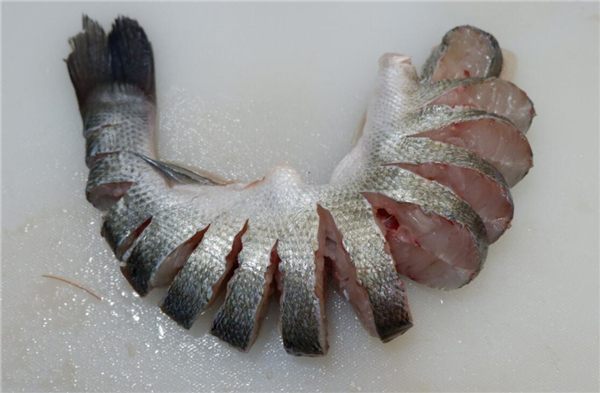 孔雀開屏鱸魚的做法，簡單也能做出藝術品菜肴