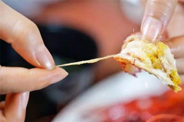 小龍蝦的吃法剝法圖解，吃小龍蝦整殼褪去的吃法