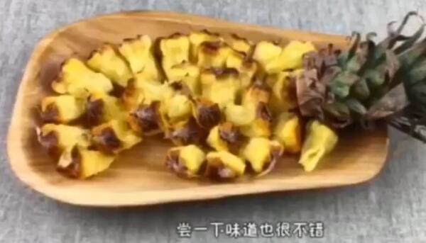 菠蘿水果的正確吃法，與菠蘿同一物種不同品種的鳳梨“撕”著吃