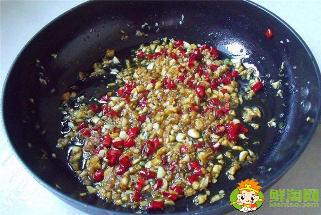 扇貝怎么洗干凈，扇貝肉怎么洗干凈(去除內臟用鹽水生粉唰一唰)