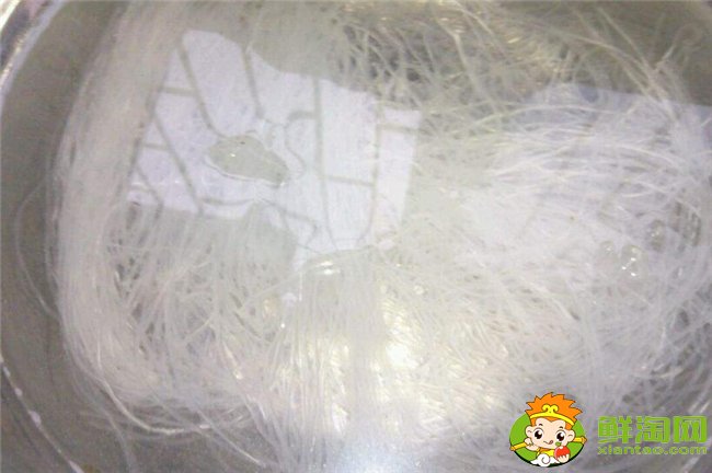 扇貝怎么洗干凈，扇貝肉怎么洗干凈(去除內臟用鹽水生粉唰一唰)