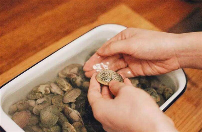 花蛤蜊如何快速吐沙，蛤蜊吐沙最干凈方法