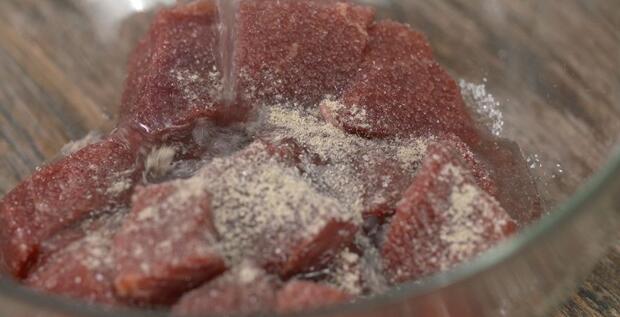 五香牛肉怎么煮，五香牛肉的做法及配料