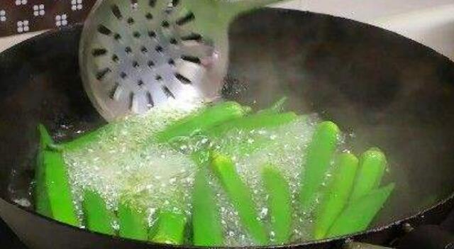 秋葵炒之前需要焯水嗎，秋葵炒的時候要不要過下水的