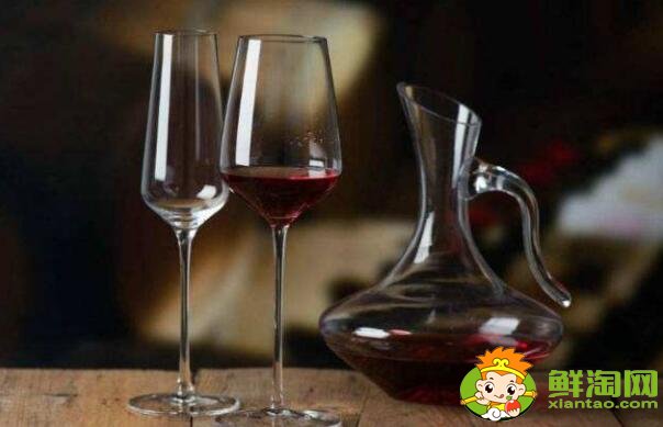 紅酒為什么要醒酒，紅酒倒醒酒器怎么使用