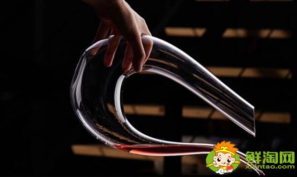 u型醒酒器從哪邊倒酒，醒酒器倒酒手法