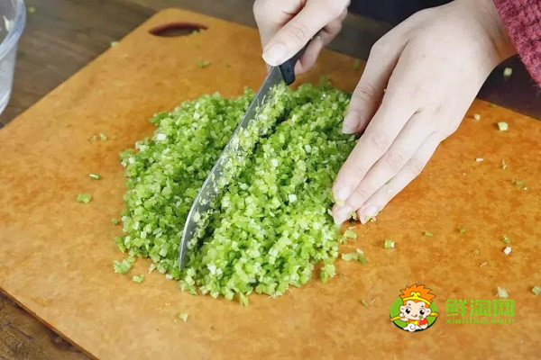 芹菜肉餡怎么調(diào)好吃，調(diào)好的芹菜肉餡用炒一下嗎