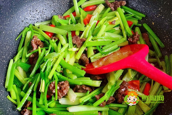 芹菜炒牛肉放老干媽嗎，芹菜炒牛肉要葉子嗎