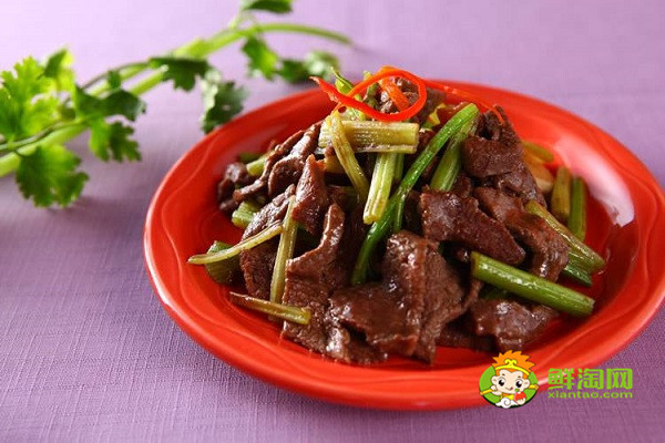 芹菜炒牛肉放老干媽嗎，芹菜炒牛肉要葉子嗎