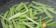 芹菜用水焯后能冷凍嗎，芹菜用水泡