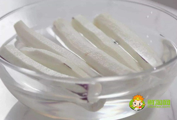 紅燒茄子外酥里嫩竅門,炒前加點鹽不油又好吃