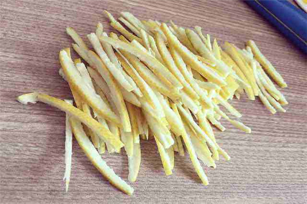 柚子皮泡腳有什么好處,柚子皮怎么炒著好吃