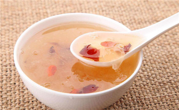 銀耳和燕窩的營養(yǎng)價值一樣嗎