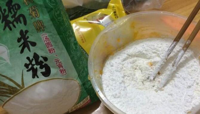 麻球?yàn)槭裁捶排荽蚍? src="http://www.jnjinlei.com/uploads/allimg/200102/3-200102095333.jpg" /></p>
<p>
	<strong>　　不加泡打粉空心麻球的做法</strong></p>
<p>
	　　材料準(zhǔn)備：糯米粉、白芝麻、白砂糖</p>
<p style="text-align: center;">
	<img alt=