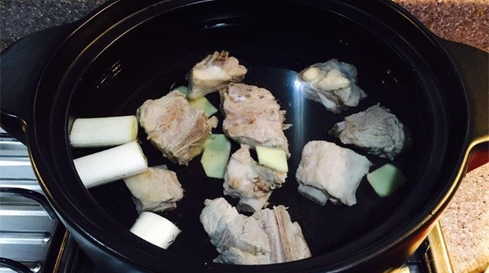 排骨蓮藕湯的做法