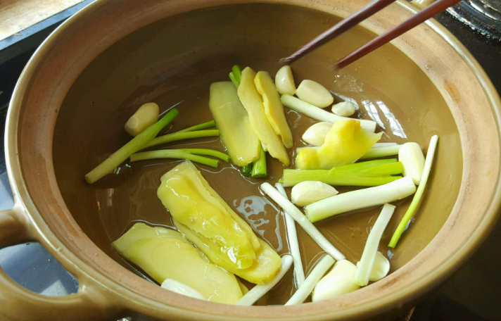 大蔥根和生姜煮水喝