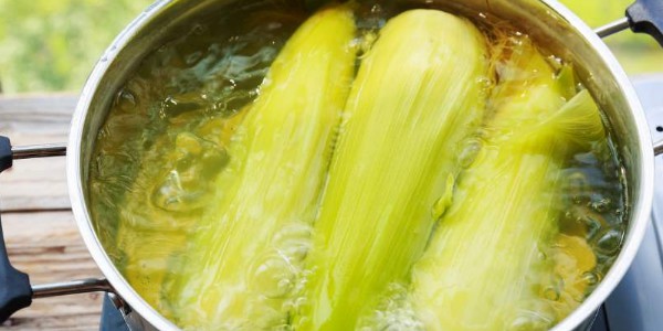 玉米煮完放水里還是拿出來(lái)