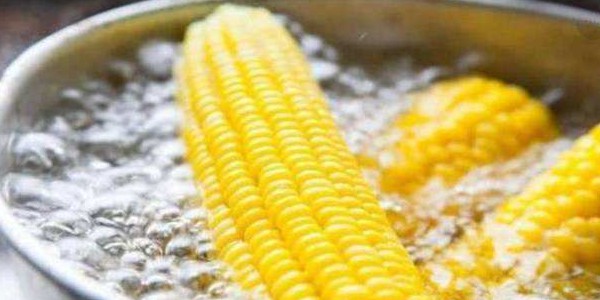 煮玉米放小蘇打后為什么變顏色了