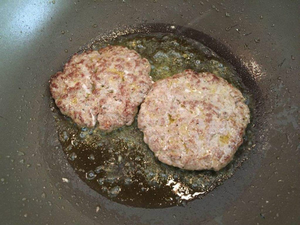 自制牛肉漢堡肉餅做法，日式美食的牛肉漢堡肉餅做法