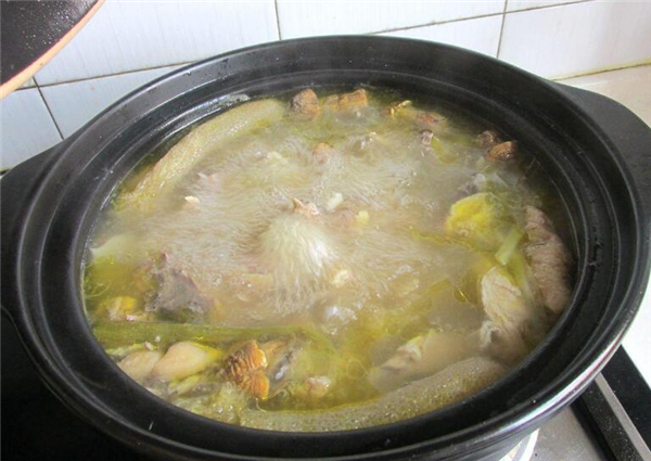 當歸燉雞湯的做法