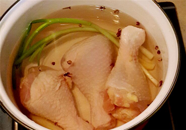 當歸燉雞湯的做法