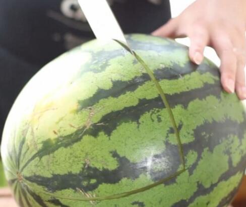 創意水果拼盤 大嘴巴的西瓜鯊魚（詳細做法步驟）