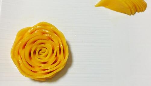 水果拼盤擺盤裝飾做法 芒果玫瑰花的做法步驟圖解